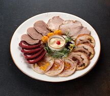 Ассорти из мясных деликатесов