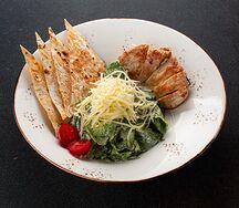 Теплый салат из куриной грудки