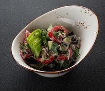 Салат овощной с орехами