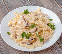 Фарфалле с курицей и грибами в сливочном соусе