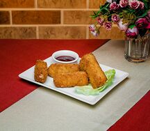Сырные палочки с брусничным соусом