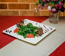 Салат теплый с куриной печенью
