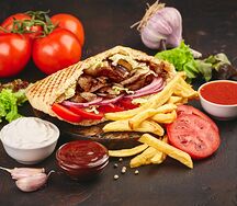 Томлёная говядина в лепёшке с картофелем фри