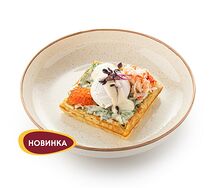 Картофельная вафля с камчатским крабом и красной икрой