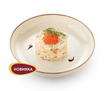 Оливье с лососем и красной икрой