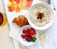 Каша овсяная с сухофруктами и орехами