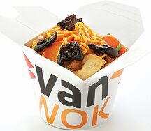 Яичная лапша с куриной грудкой и древесными грибами в остром соусе Сайгон