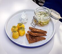Маринованная в банке сельдь с отварным картофелем и сливочным хреном