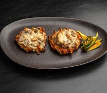 Вафли с курицей и грибами с в сливочно-трюфельном соусе