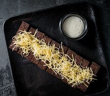 Чесночные гренки с соусом блю чиз