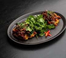 Картофельные вафли с запеченной уткой и соусом хойсин