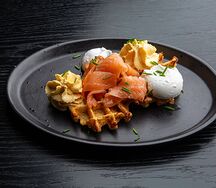 Картофельные вафли с лососем, яйцом пашот и соусом голландез