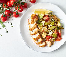 Куриная грудка с брокколи, кабачками, томатами и соусом дзадзики