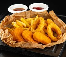 Картофель фри, куриные наггетсы, кольца кальмаров