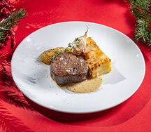 Медальон из вырезки с картофельным гратеном и мостардой из груши