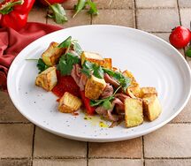 Тёплый салат с ростбифом и баклажанами