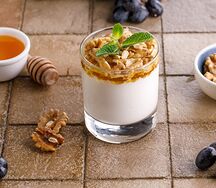 Мацони с медом и грецким орехом