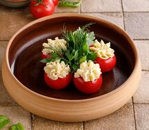 Салат из сыра с чесноком