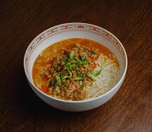 Лапша Дан-дан со свиным фаршем и куриным бульоном