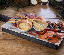 Ассорти мясных деликатесов