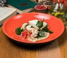 Салат с яйцом пашот, свежими овощами и домашним сыром Моцарелла