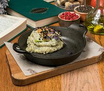 Картофельное пюре с трюфельным кремом и хрустящим луком