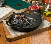 Картофельное пюре с чернилами каракатицы и хрустящим луком