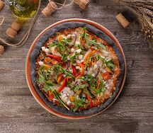 Пицца с морепродуктами и сыром моцарелла