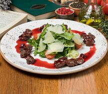 Теплый салат с куриной печенью и вишневым соусом