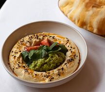 Хумус, печеный томат, гуакамоле, лепешка