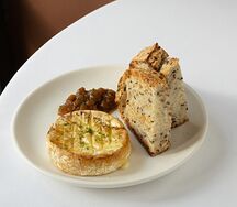 Камамбер, чатни фейхоа