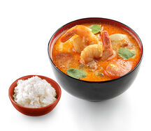 Суп Том Ям с креветками, куриной грудкой и рисом
