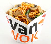 Вок с яичной лапшой, куриной грудкой и шампиньонами в соусе Токио