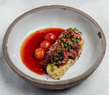 Осьминог, толченый картофель и соус майоми