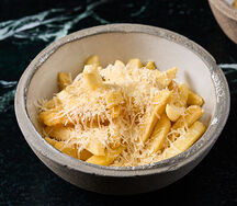 Картофель фри, пармезан и манговый айоли