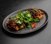 Вафли с запеченной уткой, овощами и соусом хойсин
