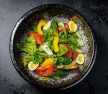 Овощной салат с авокадо, перепелиным яйцом и ароматным маслом