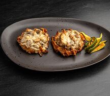 Бельгийские вафли с курицей и грибами в сливочно-трюфельном соусе
