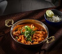 Морепродукты в соусе карри с рисом