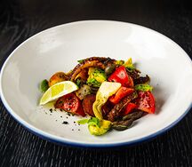 Салат с осьминогом, артишоками и бальзамическим соусом