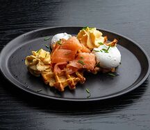 Картофельные вафли с лососем и яйцом пашот