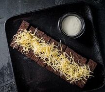 Чесночные гренки с соусом блю чиз