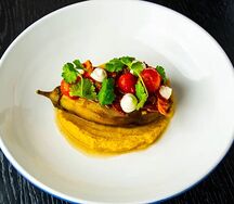 Запеченный баклажан с сыром сулугуни и томатами