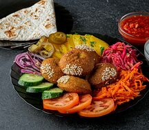 На тарелке с фалафелем