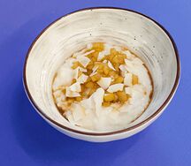 Рисовая каша с конфитюром из груши и миндалем