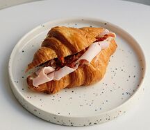 Круассан с индейкой, вялеными томатами и крем-чиз