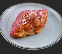 Круассан с малиной