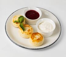 Сырники со сметаной и ягодным соусом