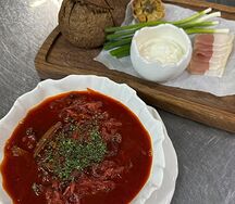 Борщ с салом и булочкой
