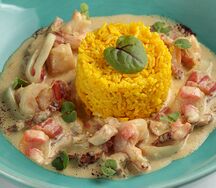 Морепродукты карри и лимонный рис в соусе из кокосового молока